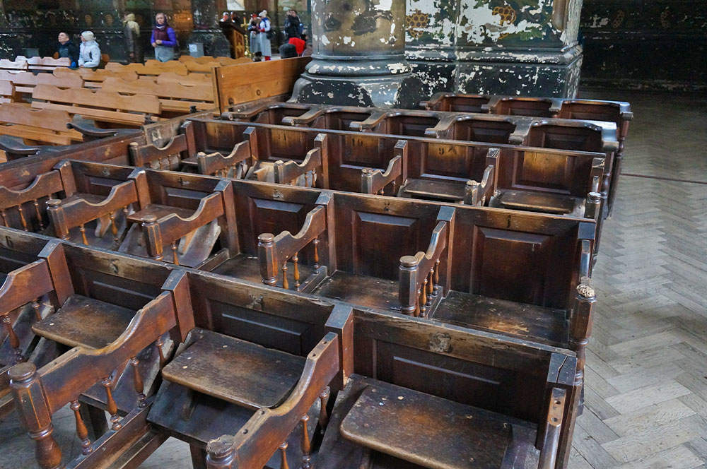 Сидения внутри храма Абхазия монастырь внутри лавочки сидения