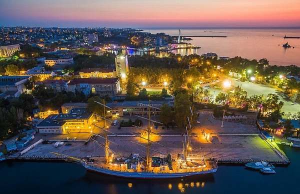 Вечером в Севастополе