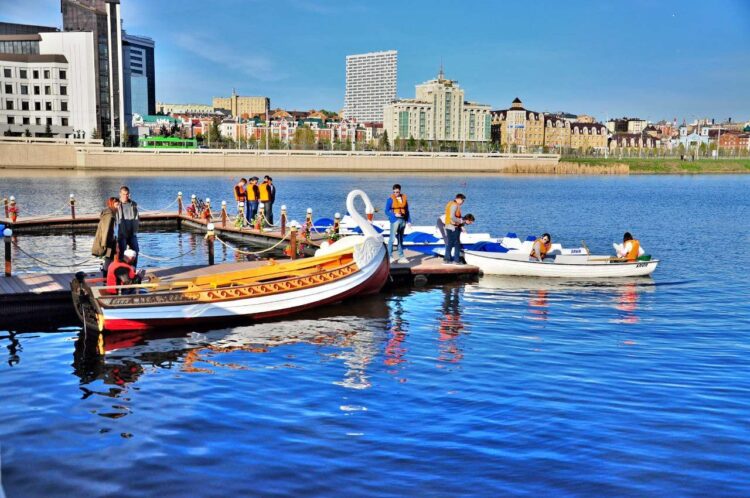 Прогулка на катамаране по озеру Кабан