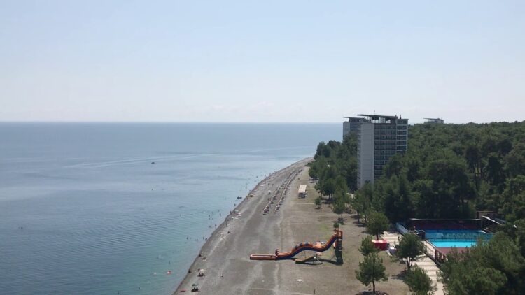 Вид на море с площадки кафе Бзыбь в Пицунде