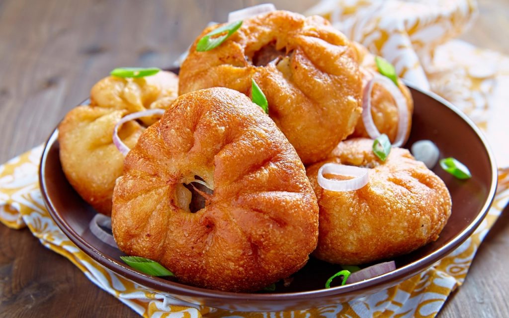 беляши с луковыми колечками