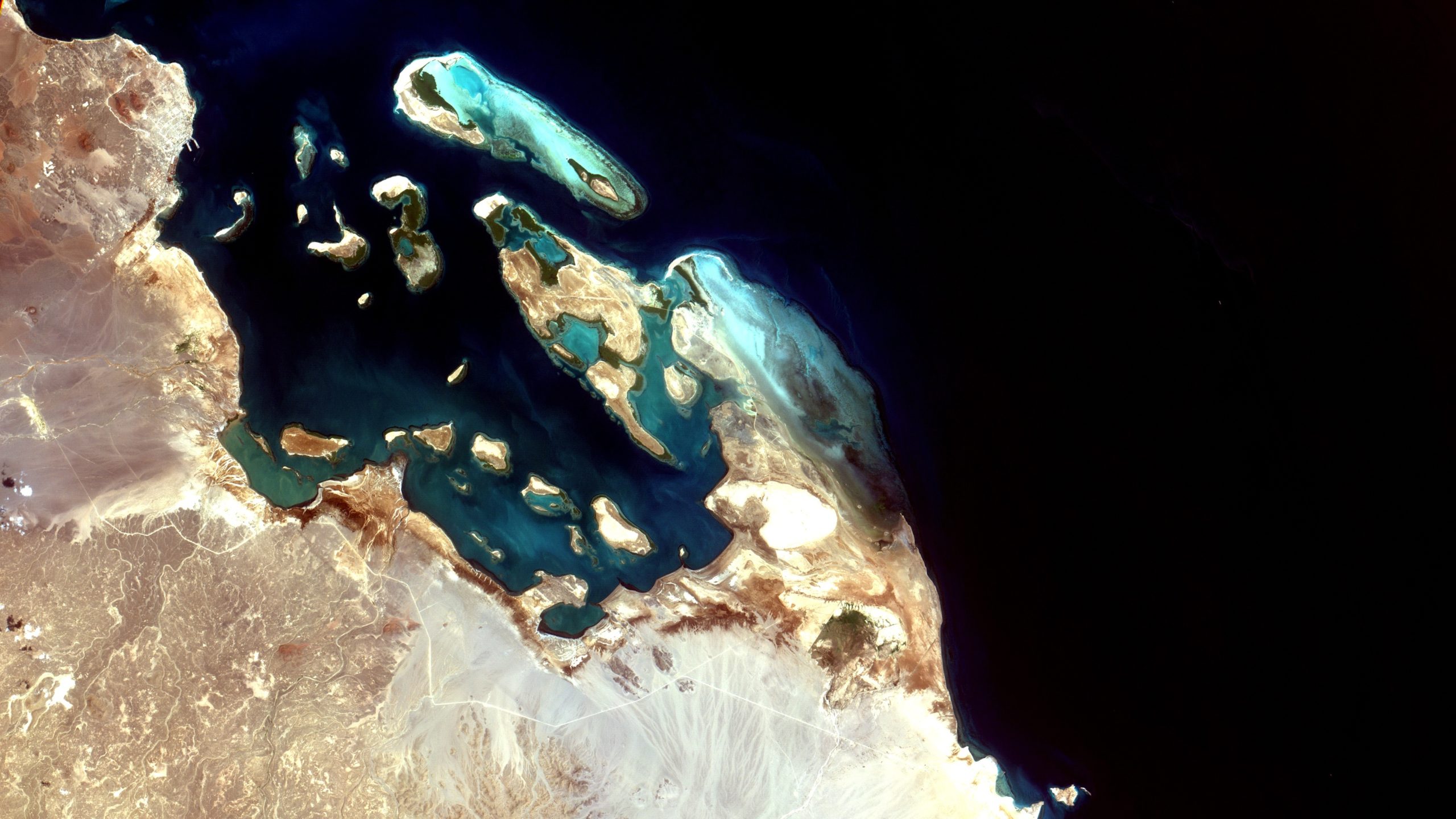 Красное море: почему оно так называется, солёность водоёма, обитатели, характеристики, климат, интересные факты