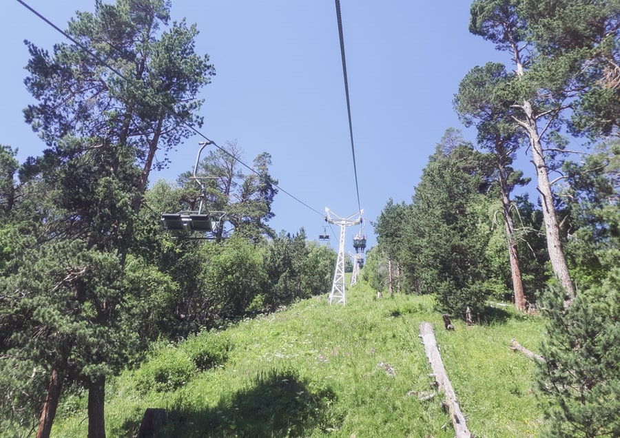 «Бешеные табуретки» с Чегета — канатная дорога не с кабинками, а с открытыми «стульями»