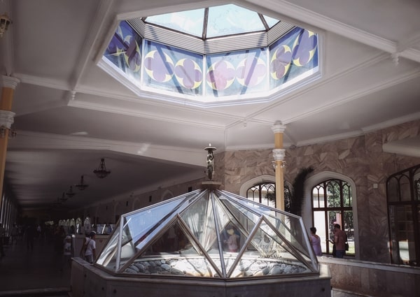 Нарзанная галерея в Кисловодске, тот самый старинный колодец под куполом