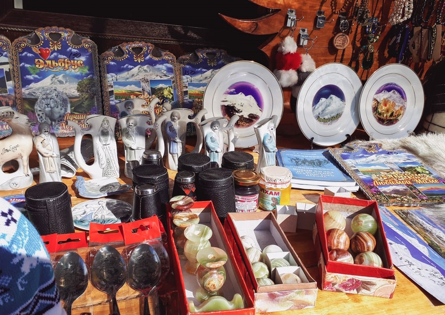 Сувениры из КМВ: бюветницы с носиками-ручками, книги о Кавказе, тарелки с видами Эльбруса