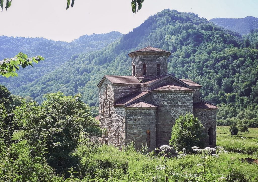 Храм XI века на территории Нижне-Архызского городища