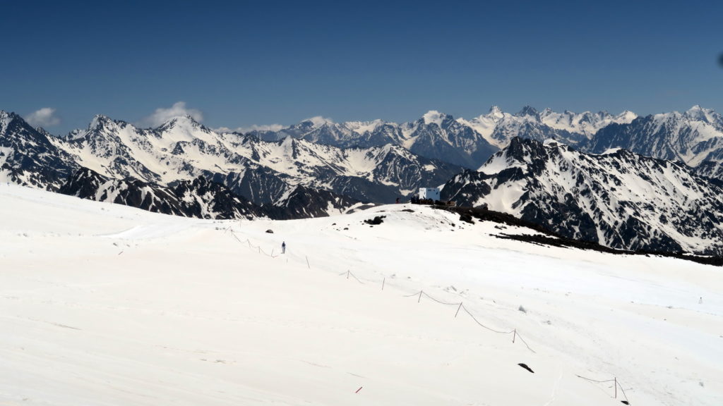 Вид правее Эльбруса