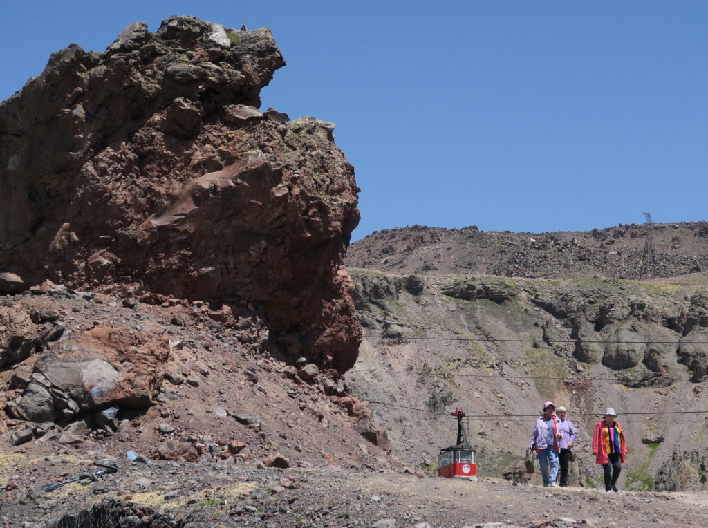 Подъём на Эльбрус - красный вагончик